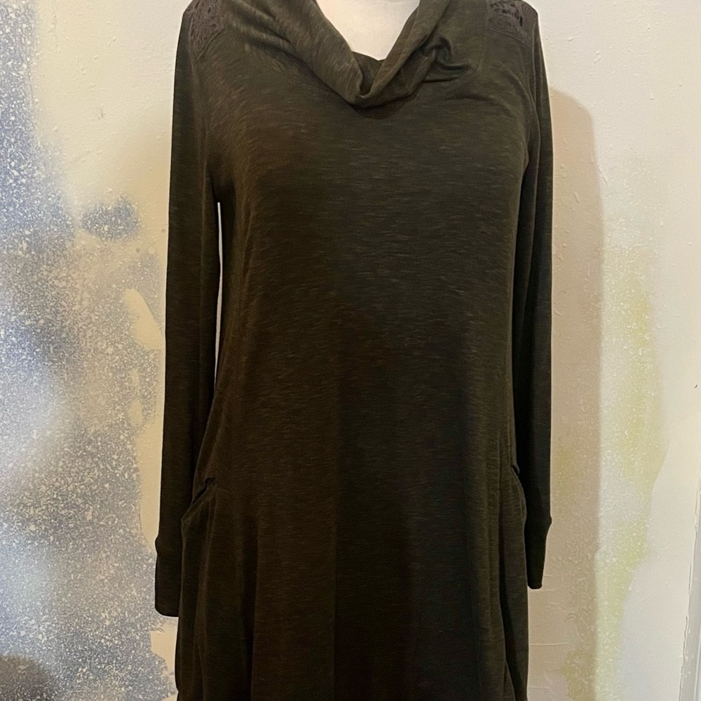 Heathered green long sleeved dress.
